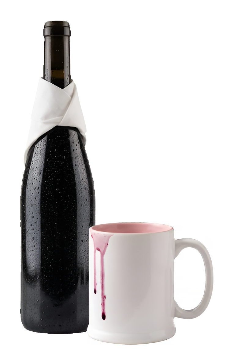 Vinho tinto caseiro servido em caneca branca de barro